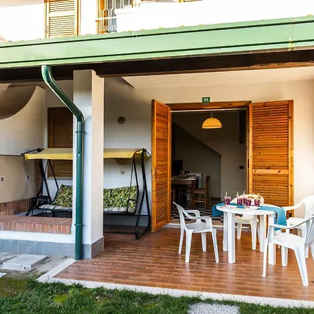 Apartment Charming Townhouse With Pool And Garden